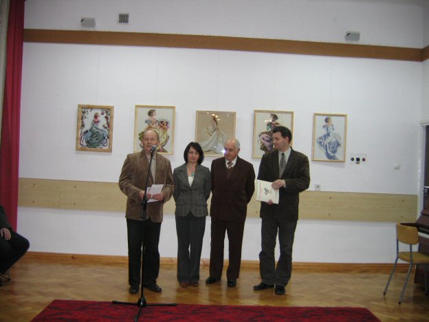 Od lewej Mjr Ryszard Matuszewski (kierownik KG Łomża), Alicja Matejkowska (autorka prac), Franciszek Matejkowski (autor prac), Jarosław Cholewicki (dyrektor ROK Łomża)