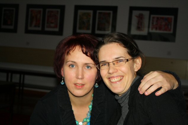 Autorka wystawy: Agnieszka Dobrzycka (po prawej) oraz autorka dokumentacji fotograficznej wystawy: Anna Kuczałek