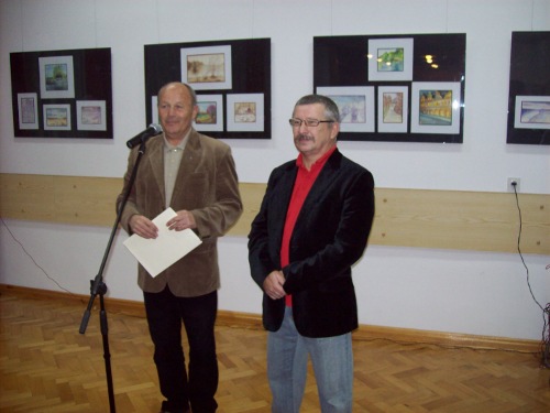 (od lewej)Ppłk Ryszard Matuszewski - kierownik KG w Łomży oraz autor wystawy Ryszard Olkuśnik
